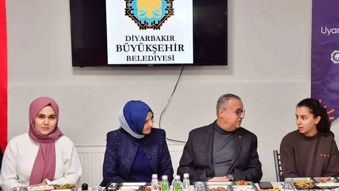 Diyarbakır Valisi Konukevi Kız Yurdu öğrencileriyle iftar açtı