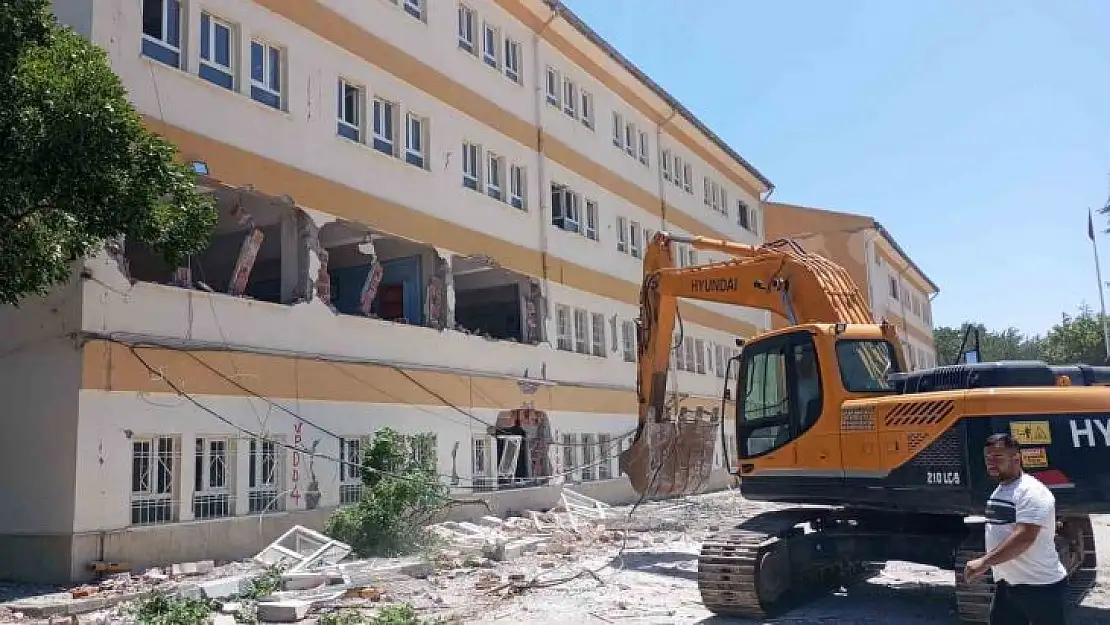 Doğanşehir'de hasarlı kamu binaları yıkılıyor