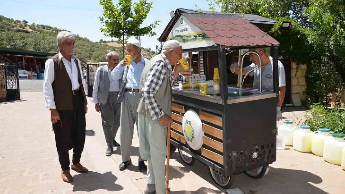 Eğil'de peygamber kabirlerini ziyarete gelen vatandaşa limonata ikramı