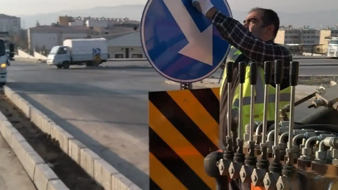 Elazığ Belediyesi yön levhalarını yeniliyor