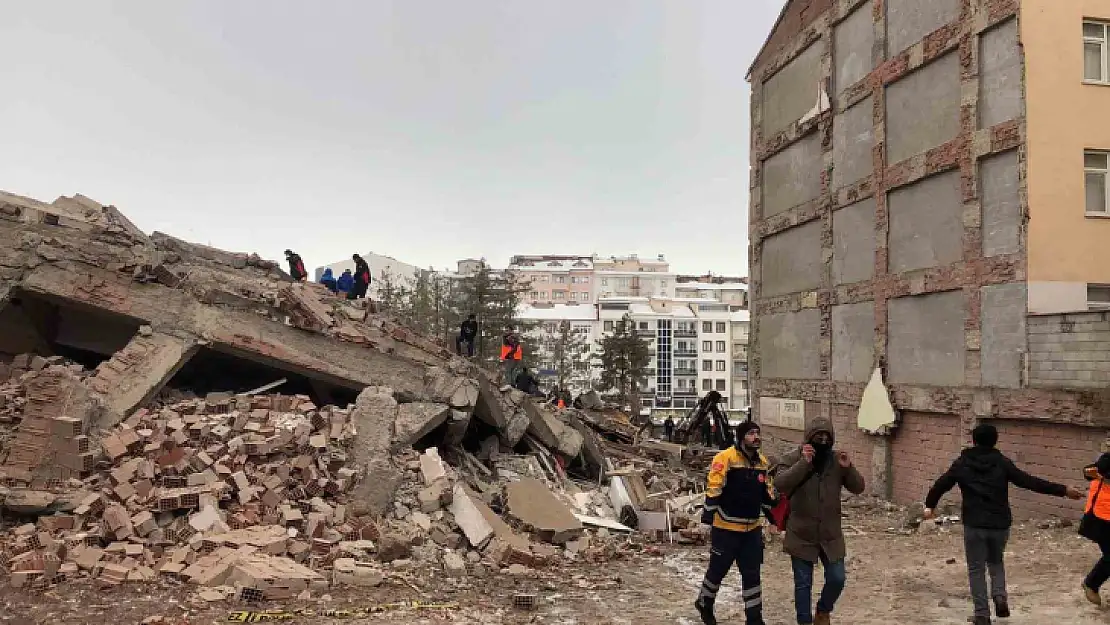 Elazığ bir bina çöktü, biri polis 4 kişinin olduğu tahmin ediliyor