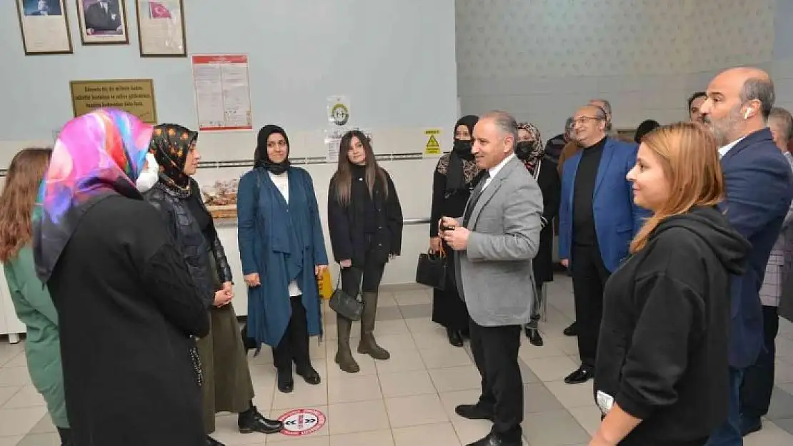 Müdür Gürtürk pansiyonunda kalan öğrenciler ile bir araya geldi