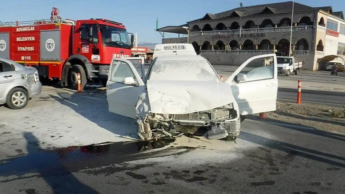 Elazığ'da 4 kişinin yaralandığı trafik kazası kameralara yansıdı