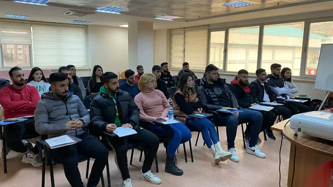 Elazığ'da boks aday hakemlik kursu devam ediyor