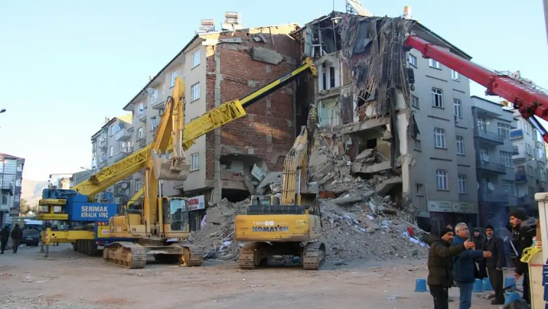 Elazığ'da çöken apartmanın betonarme projesini yapan sanığa 3 yıl mesleği yapmama cezası