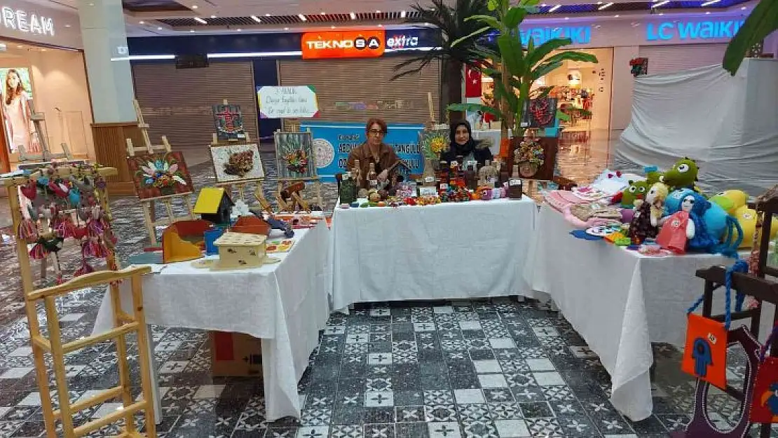 Elazığ'da engelli öğrencilerin yaptığı eserler sergilendi