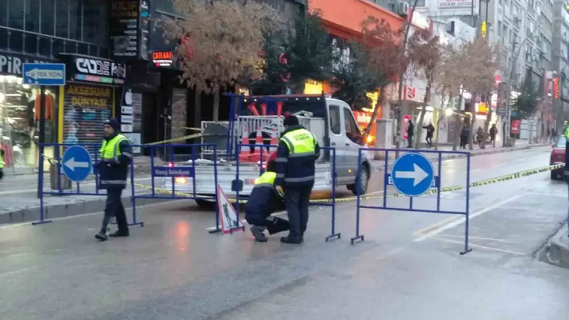 Elazığ'da Gazi Caddesi binaların çökme tehlikesine karşı trafiğe kapatıldı