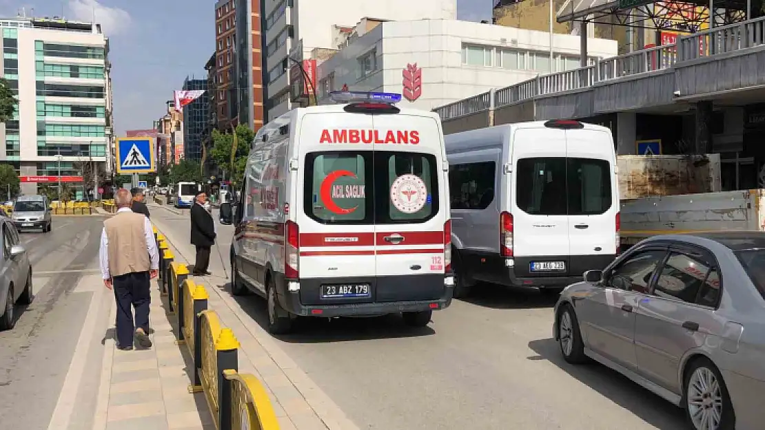 Elazığ'da hafif ticari aracın çarptığı kadın yaralandı