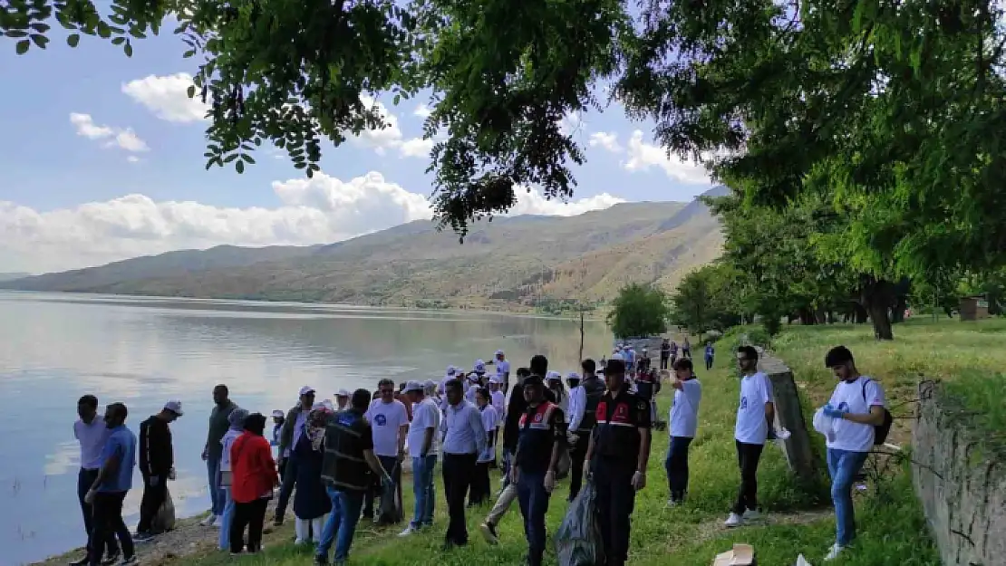 Elazığ'da Hazar Gölü çevresi temizlendi