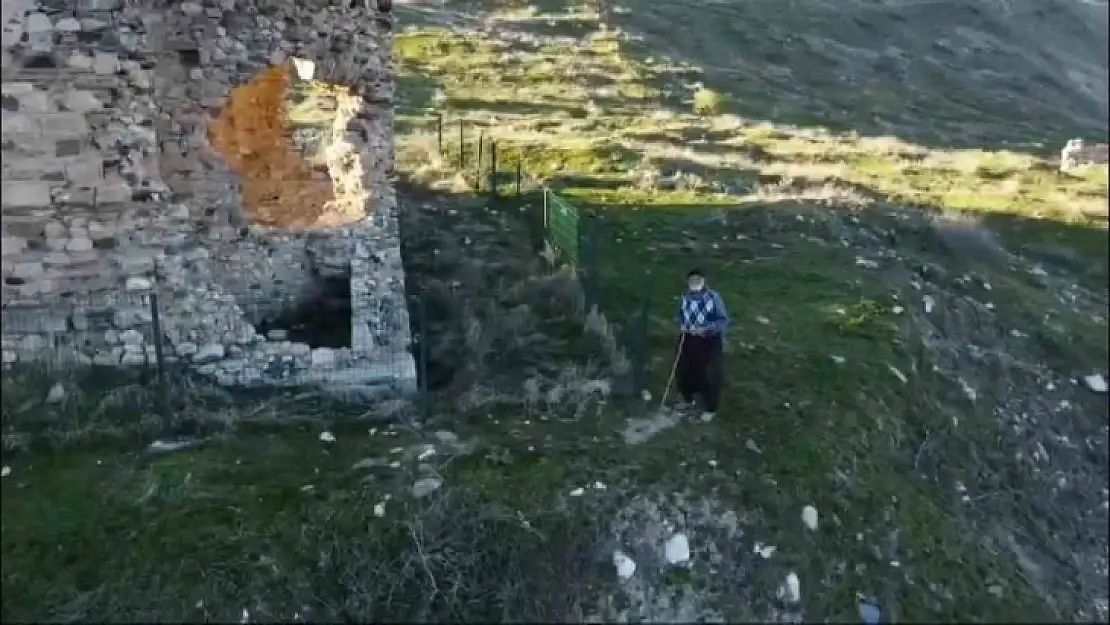 Elazığ'da ilk defa dron gören vatandaşın tavırları tebessüm ettirdi