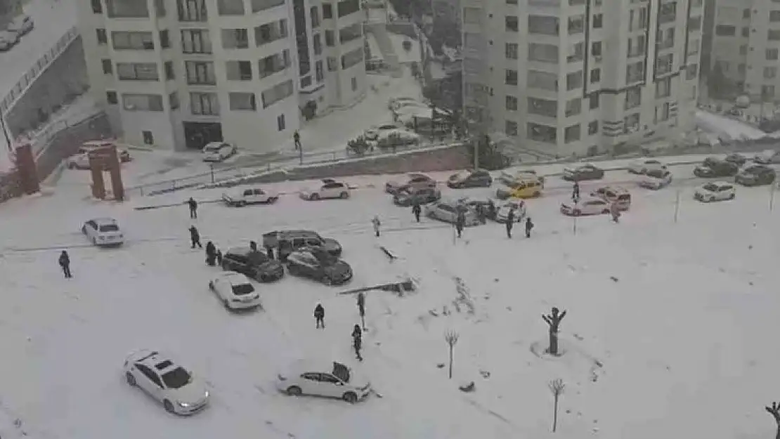 Buzlanma beraberinde zincirleme kazaları da getirdi