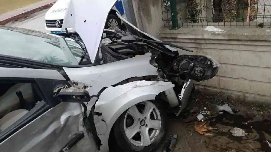Kaza yapan otomobil duvara çarparak ancak durabildi