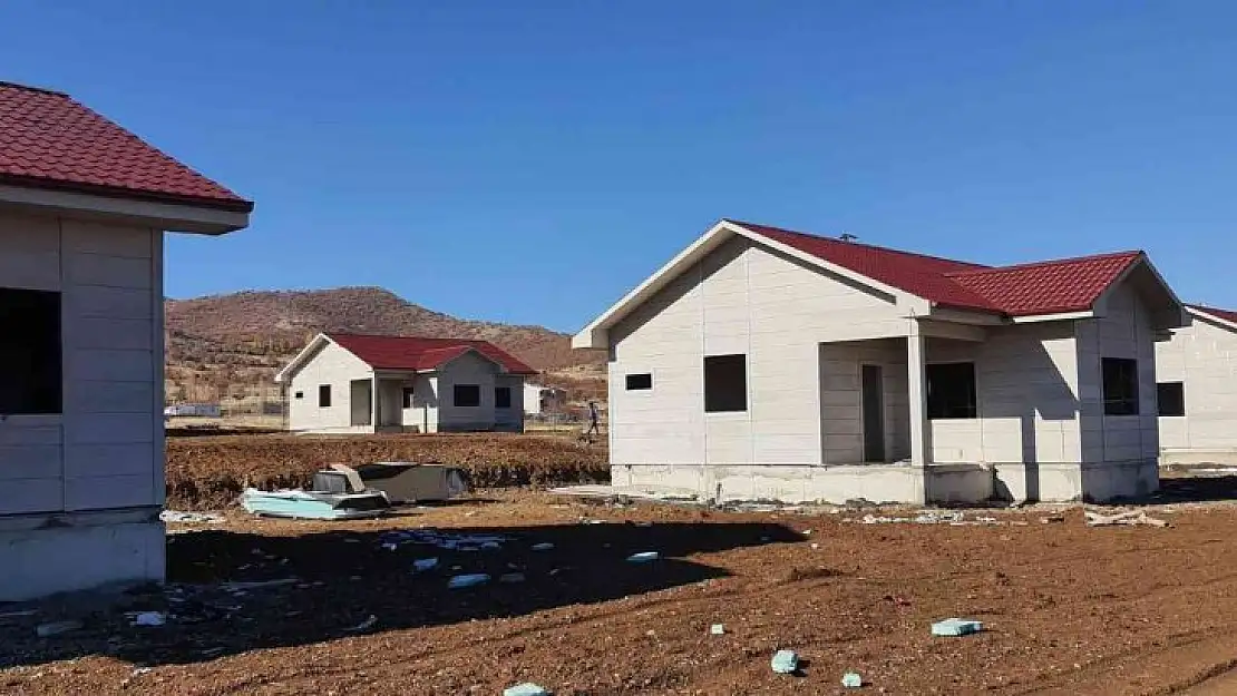 Elazığ'da köy konutlarının yapımı sürüyor