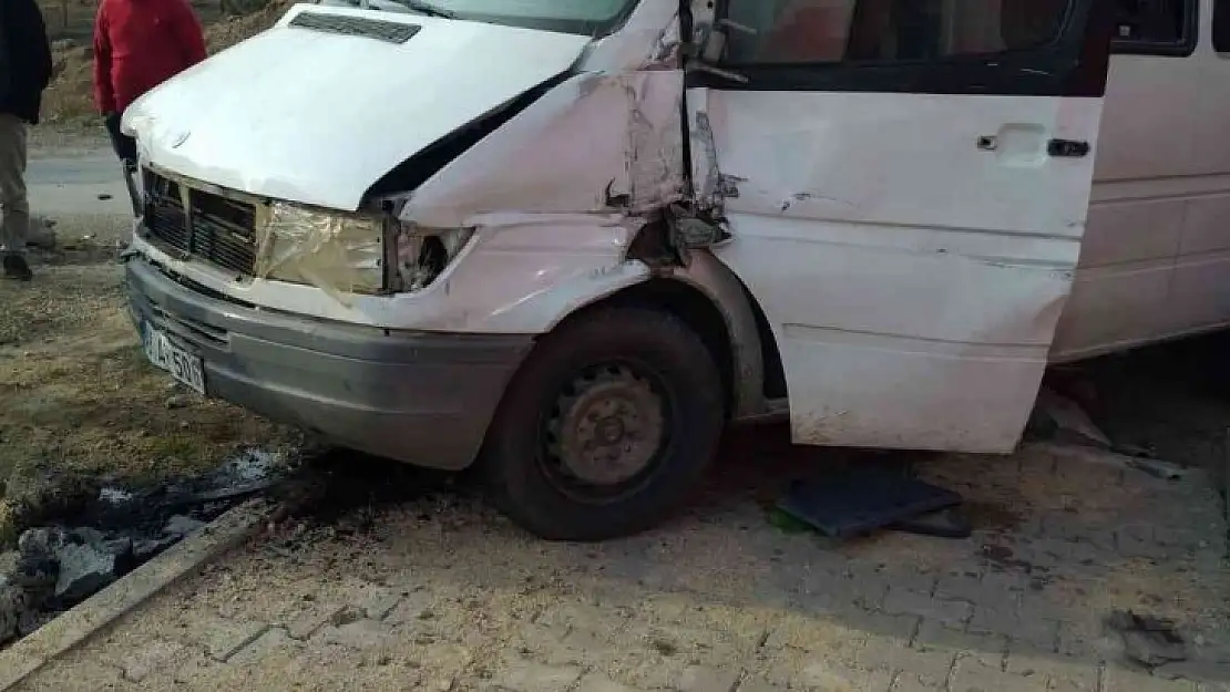 Elazığ'da minibüs elektrik direğine çaptı: 1 yaralı