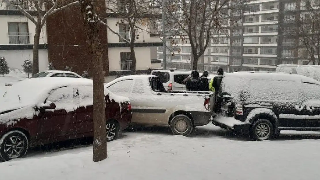 Yoğun kar yağışı nedeniyle kazalar art arda geldi