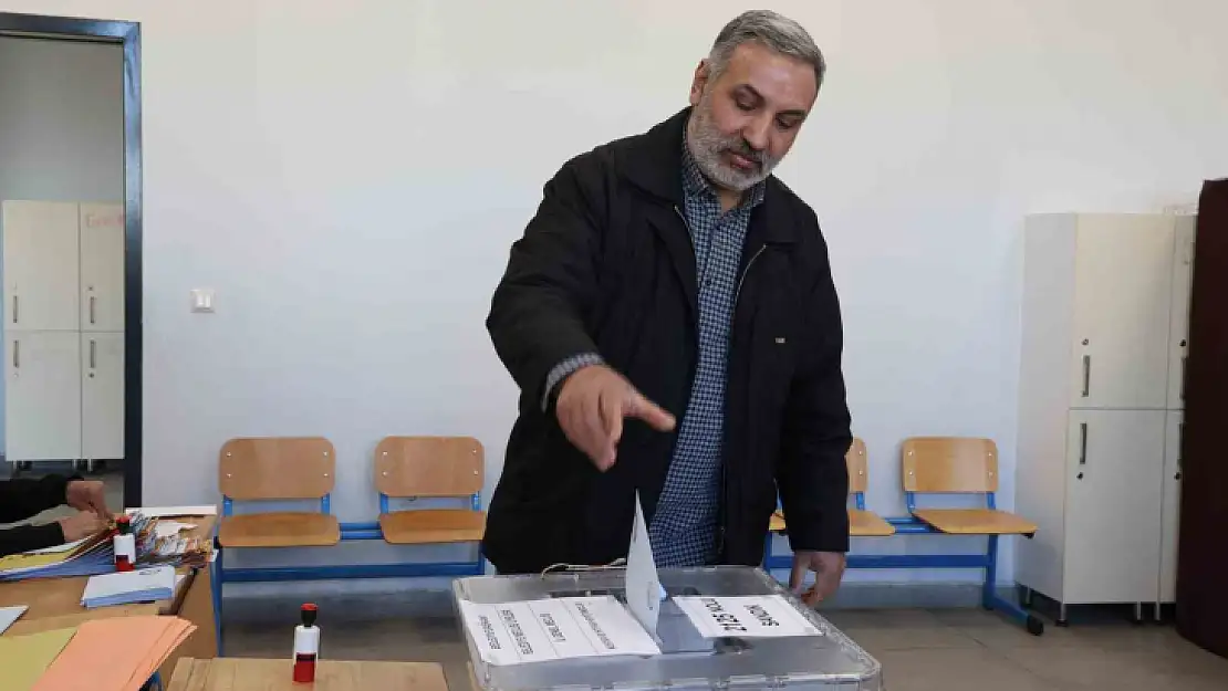 Elazığ'da oy kullanma işlemleri başladı