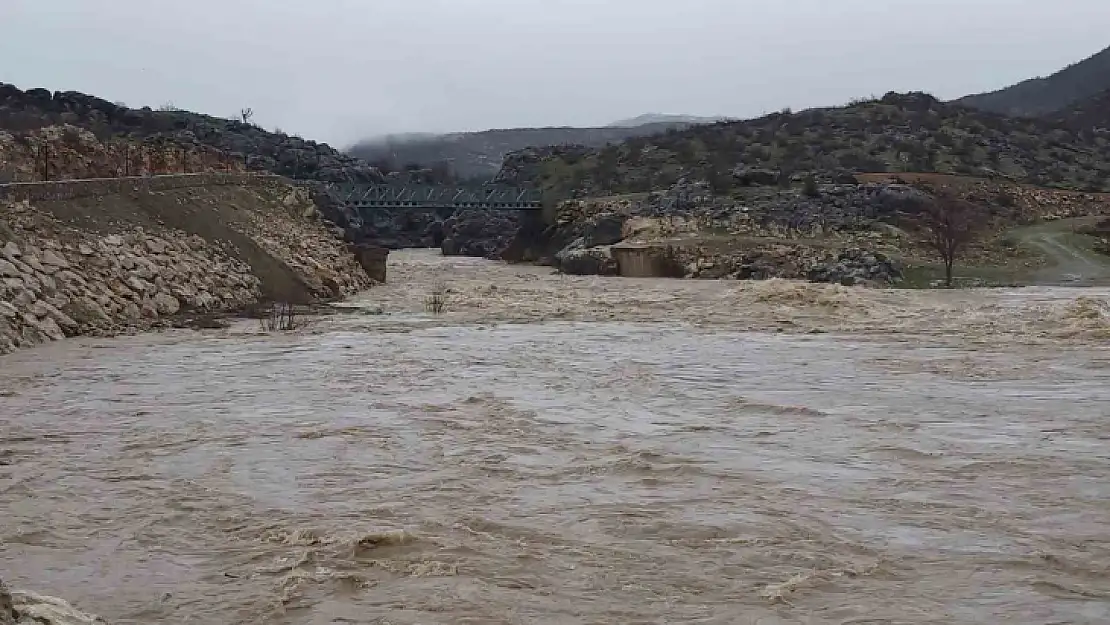 Elazığ'da sağanak yağış sonrası dereler coştu