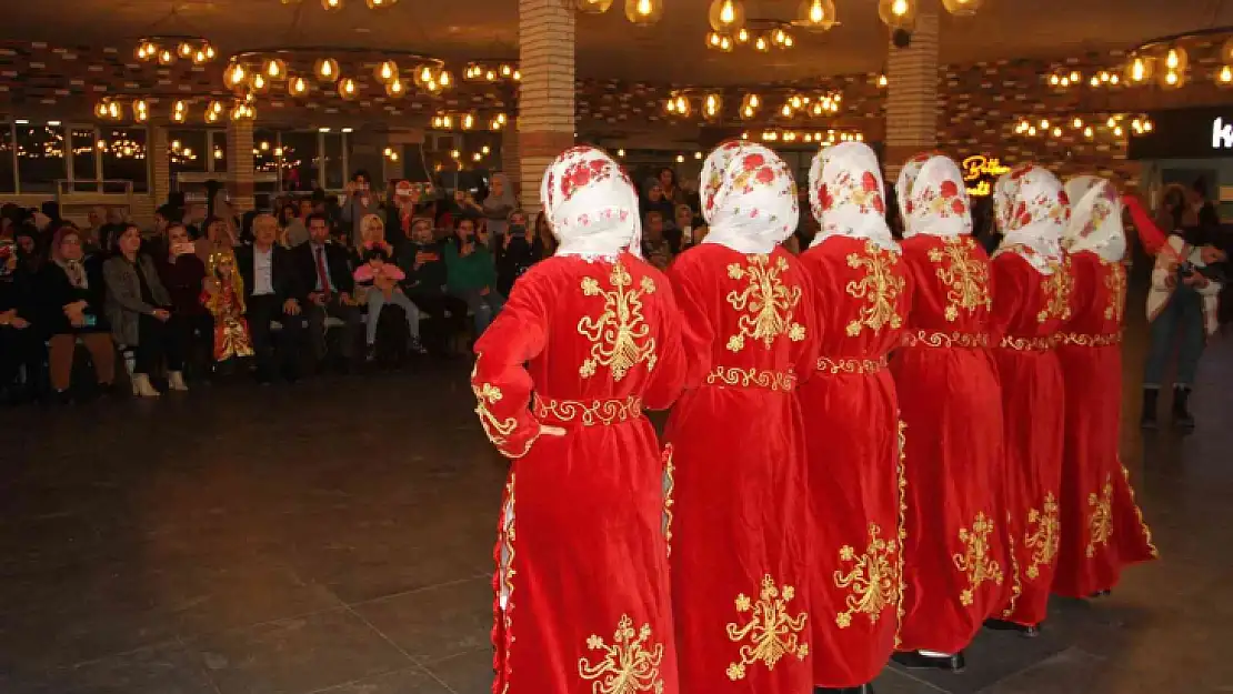 Elazığ'da üniversiteli öğrenciler yöresel yemeklerle buluştu