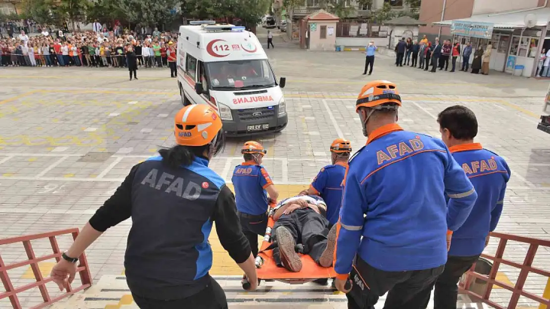 Elazığ'da yapılan deprem tatbikatı gerçeği aratmadı, öğrenciler meraklı gözlerle izledi