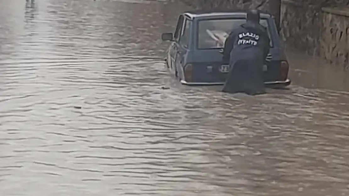 Elazığ'da yoğun yağış sonrası ev ve iş yerlerini su bastı, araçlar mahsur kaldı