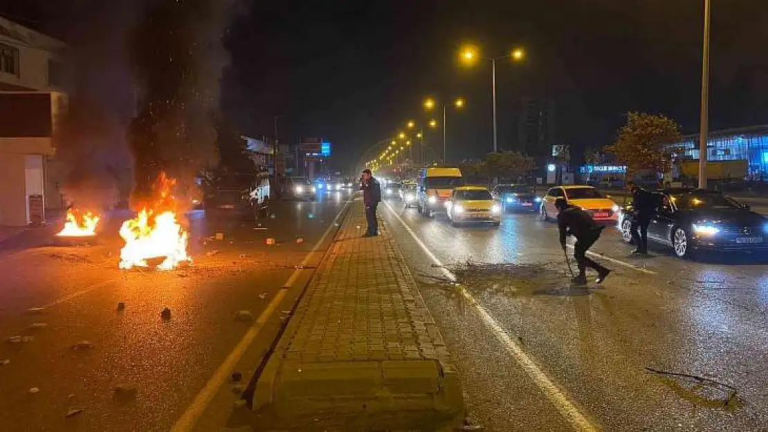 Elektrik sayaçlarının direklere çıkartılmasına tepki için lastik yaktılar, yolu trafiğe kapattılar