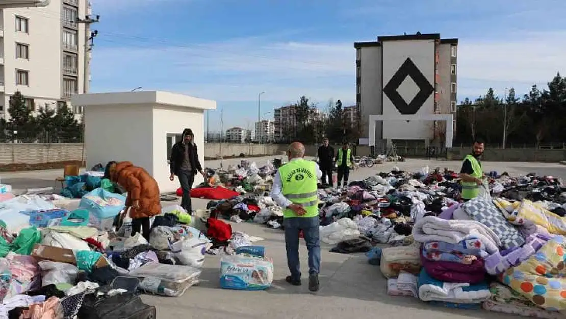 Enkaz eşyaları arasında yakınlarının hatıralarını arayan vatandaş,bulduğu 150 bin değerindeki ziyneti teslim etti