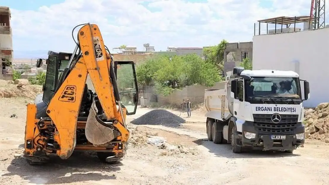 Ergani Belediyesi yol onarım çalışmalarına devam ediyor