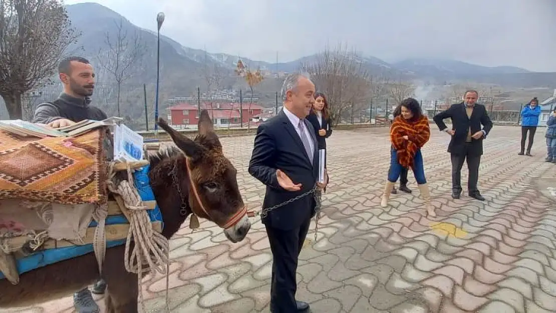 Eşekle Anadolu'yu gezip kitap dağıtıyor