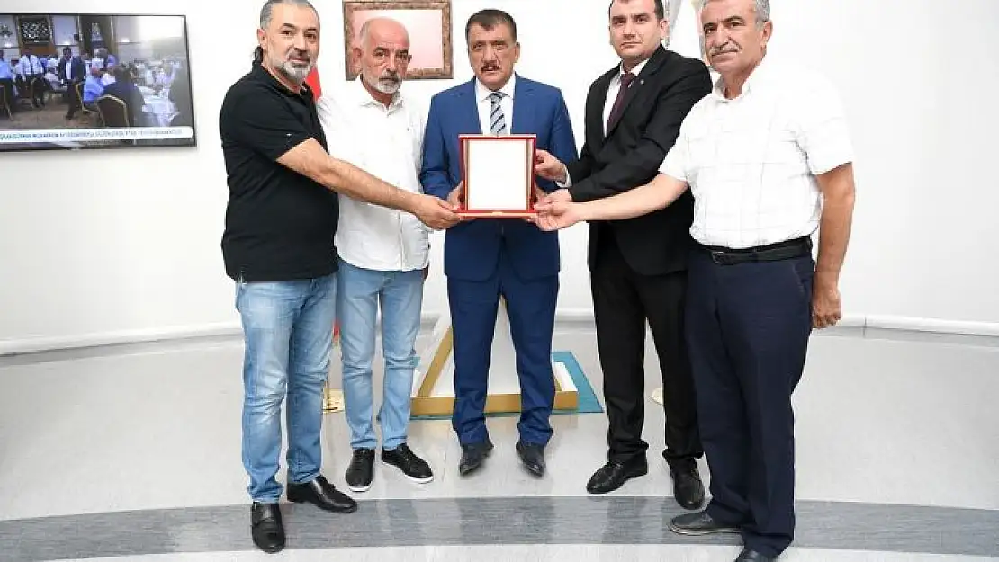 Esnaf Oda Başkanlarından Gürkan'a plaket