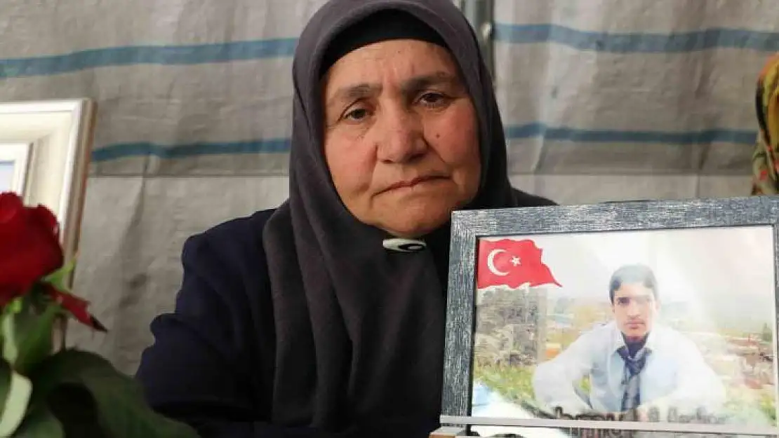 Evlat nöbetindeki anne: 'İnşallah ölmeden çocuğumu görürüm'