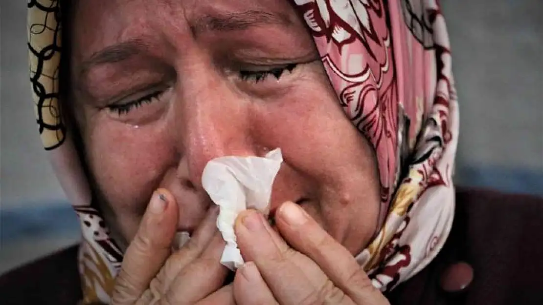 Evlat nöbetindeki anne çocuğunun fotoğrafına bakıp gözyaşı döküyor