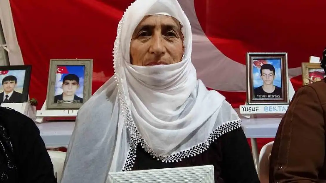 Evlat nöbetindeki gözü yaşlı anne: '8 yıldır terörle mücadele ediyorum'