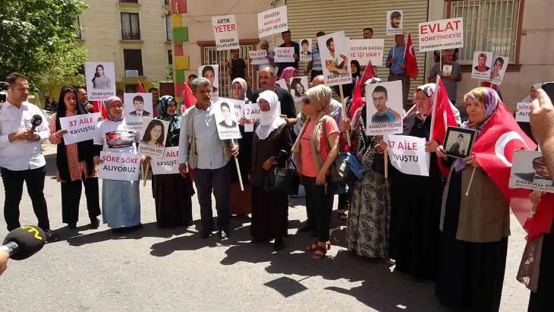 Evlatlarına kavuşan iki aile, soluğu eylemde oldukları çadırda ailelerin yanında aldı