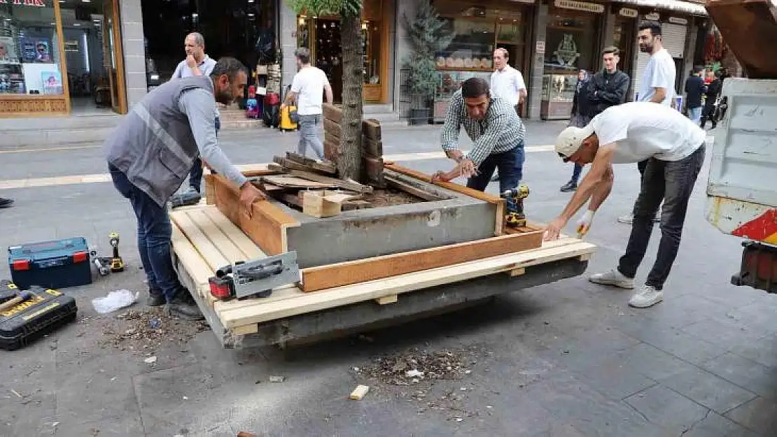 Gazi Caddesi bankları yenilendi