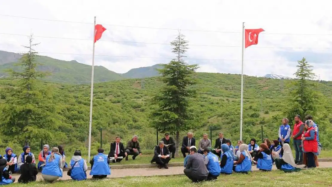 Gençler 33 şehidin anıtına karanfil bıraktı