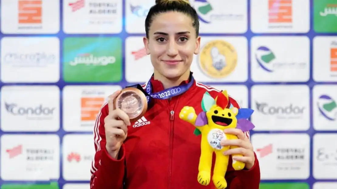 Gizem Özer, Dünya Üniversiteler Boks Şampiyonası'nda yarı finale çıktı