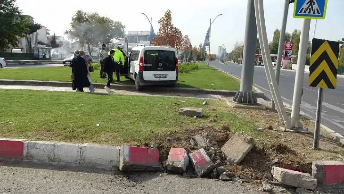 Hafif ticari araçla çarpışan araç refüje savruldu