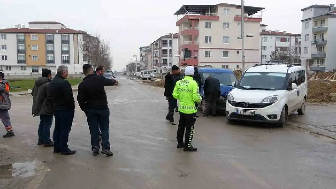 Hafif ticari araçlar çarpıştı: 2 yaralı