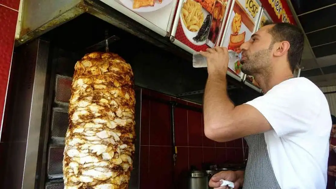 Hava sıcaklığı ocak sıcaklığı ile birleşti: Yüz derece sıcaklık altında ekmek parası için mücadele ediyorlar