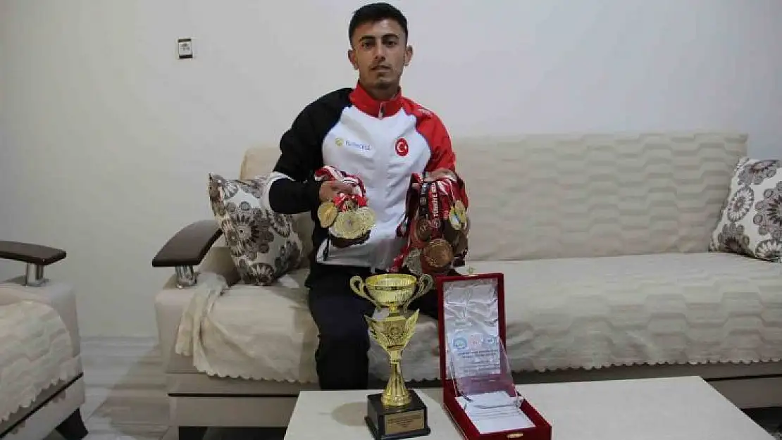 Hayvan otlatırken dağlarda koşuyordu, şimdi Balkan şampiyonu oldu