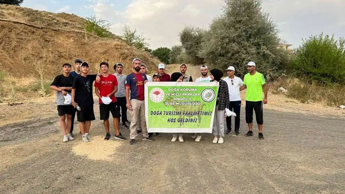 Hem doğayı gezdiler hem de çevre temizliği yaptılar