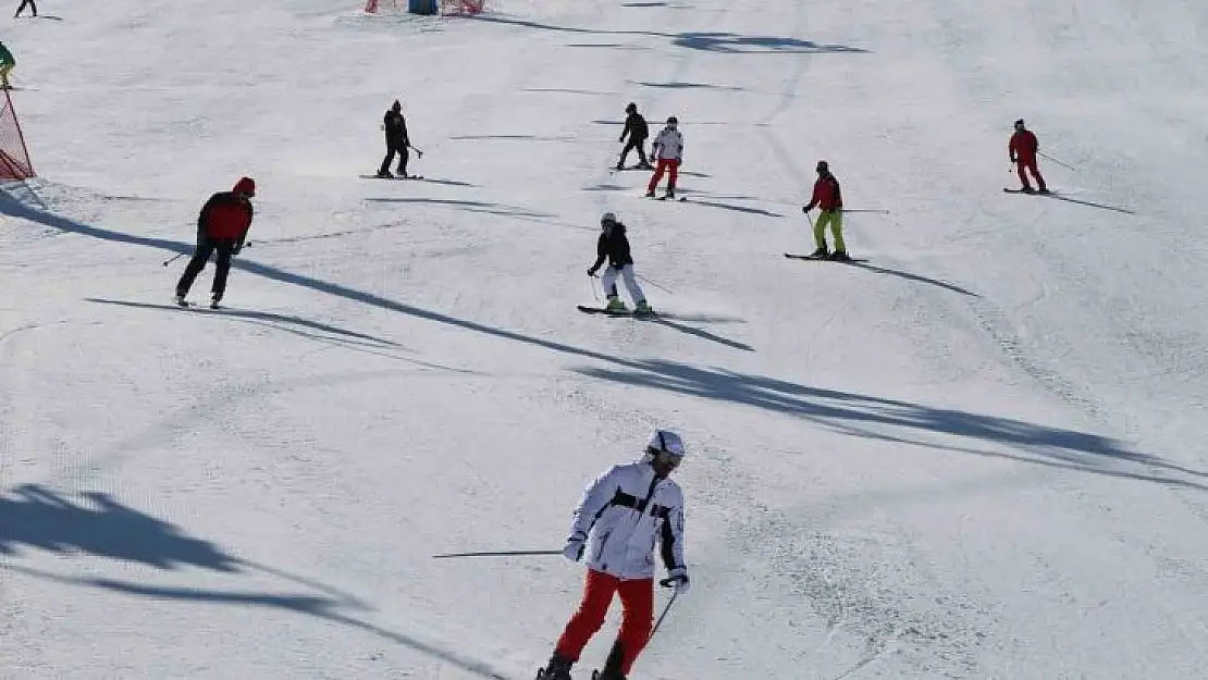 Hesarek Kayak Merkezi'ni 3 hafta içinde 25 bin kişi ziyaret etti