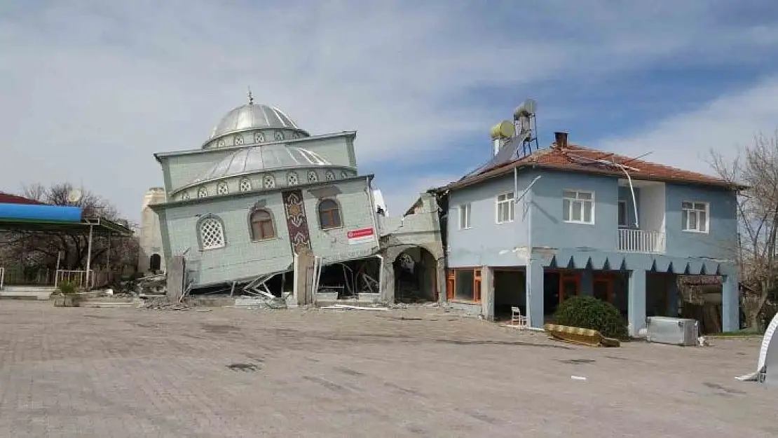 İlk depremde minaresi, ikincisinde kendisi yıkılan cami yan yattı