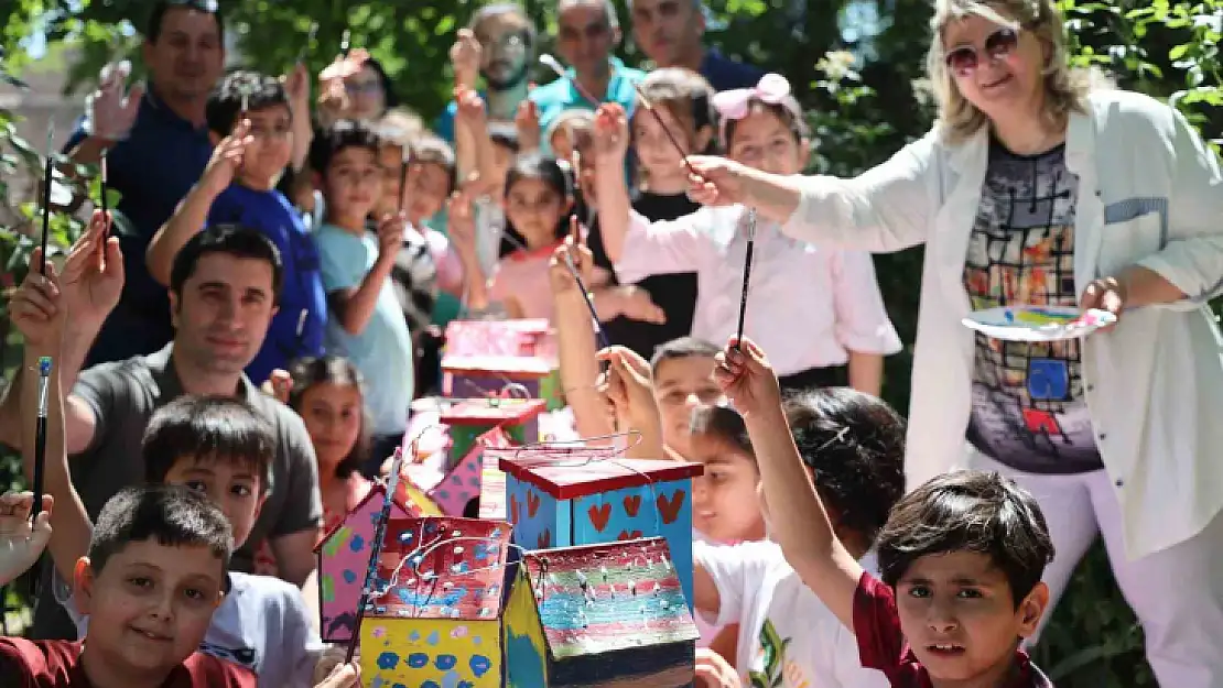 İlkokul öğrencileri sokak hayvanlarının yuvalarını onardı