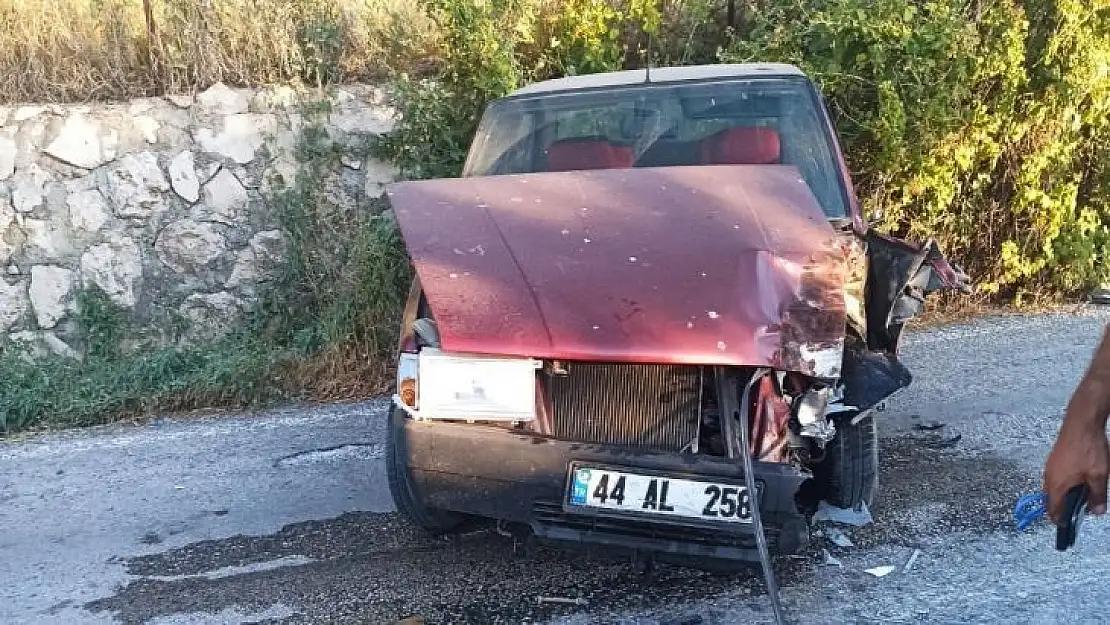 İş makinesi ile otomobil çarpıştı: 1 yaralı