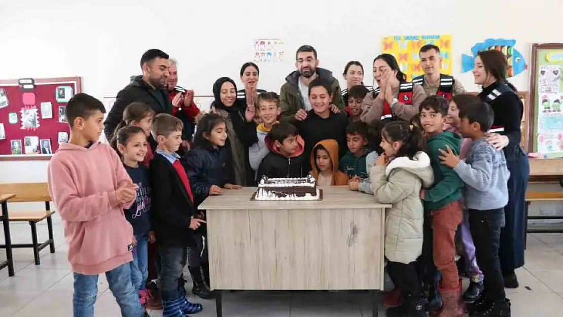 Jandarma ekipleri öğretmenlerle pasta kesti