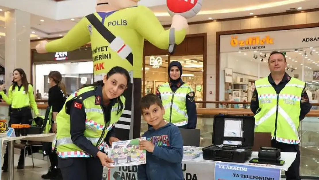 Jandarma polis ekipleri trafik standı açarak bilgilendirme yaptı