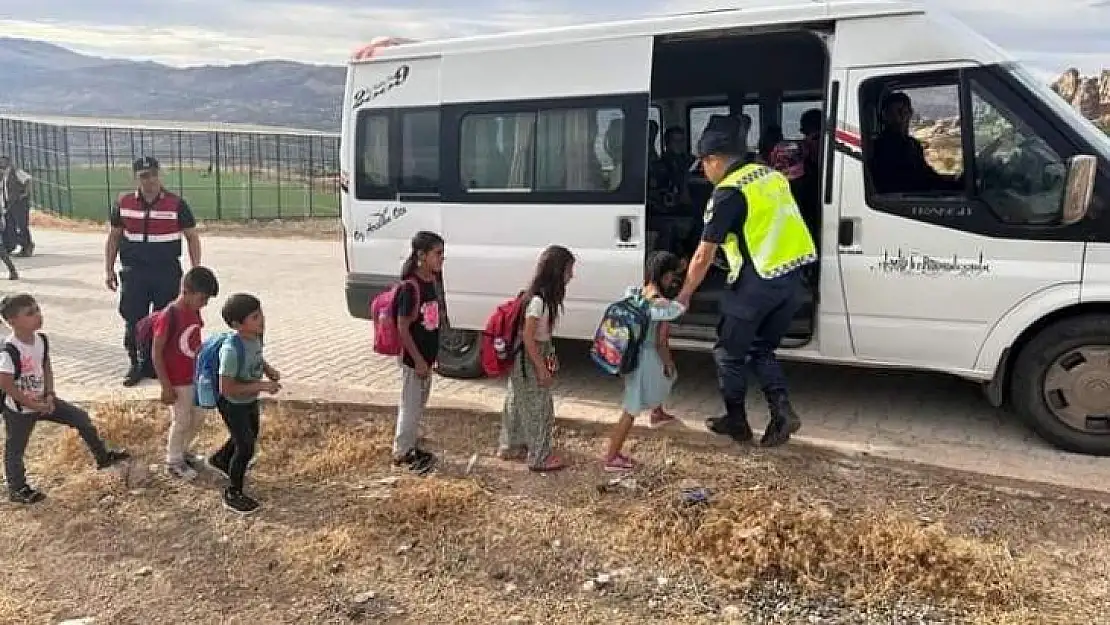 Jandarma ve polis ekipleri öğrencilerin okullarına güvenli gitmelerini sağlıyor