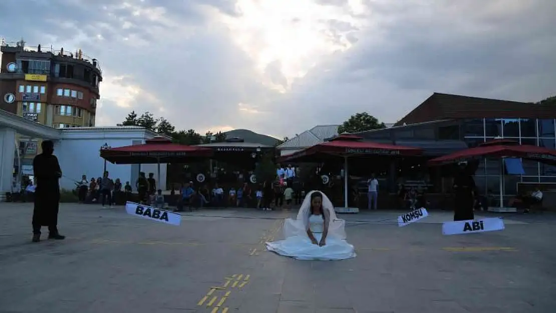 Kadına yönelik şiddeti sokak performansı ile protesto ettiler