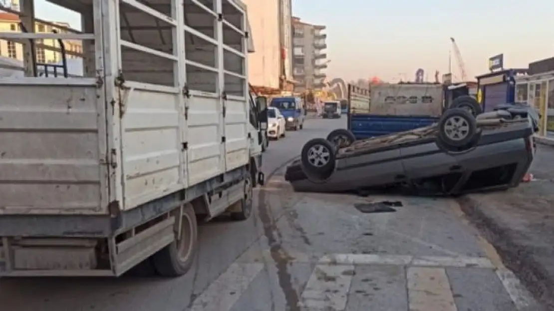 Kamyonete çarparak ters dönen aracını bırakıp kaçtı